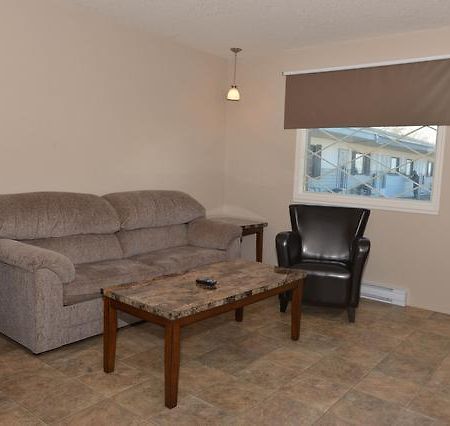 Thunderhill Motel And Suites Swan River Екстер'єр фото