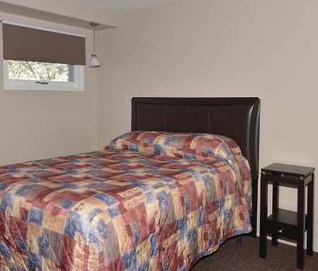 Thunderhill Motel And Suites Swan River Екстер'єр фото